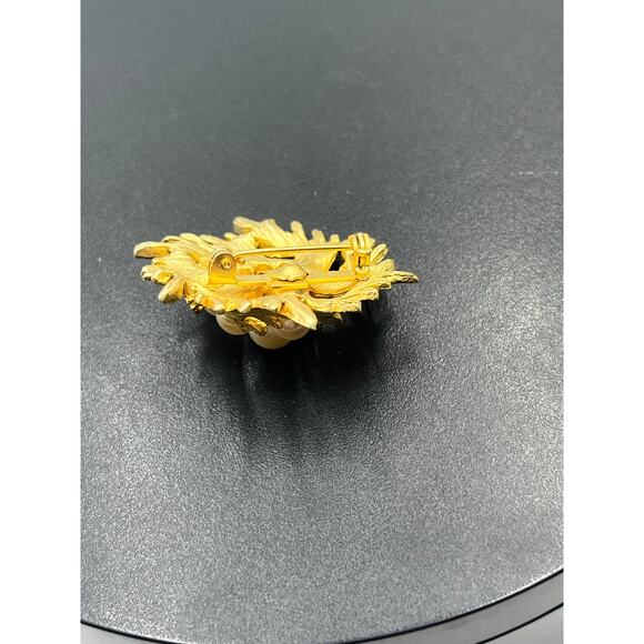 Vintage Unsigned Gold Tone Faux Pearl Cluster Wreath Brooch - Picture 4 of 7